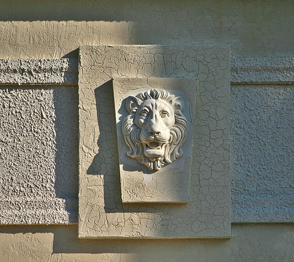 Барельефы льва на фасадах - Цена: от 3500 руб.